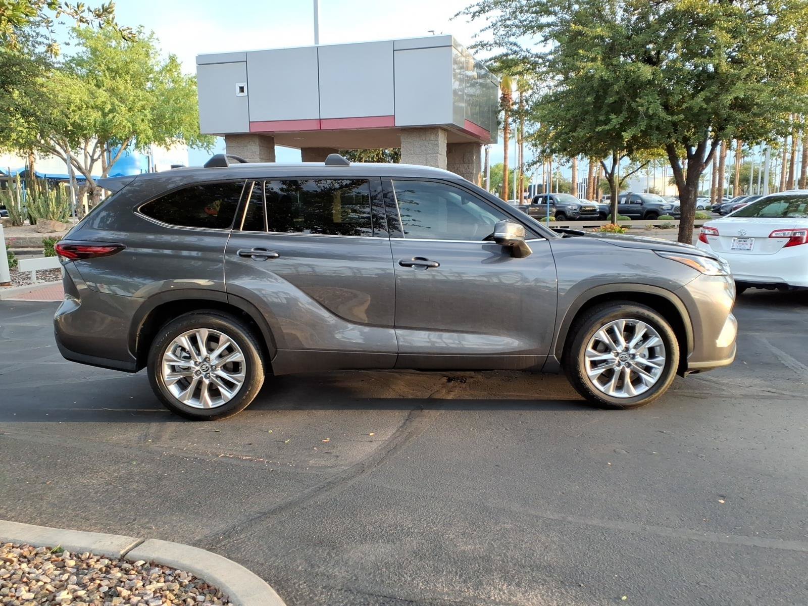 Certified 2024 Toyota Highlander Limited FWD image 3