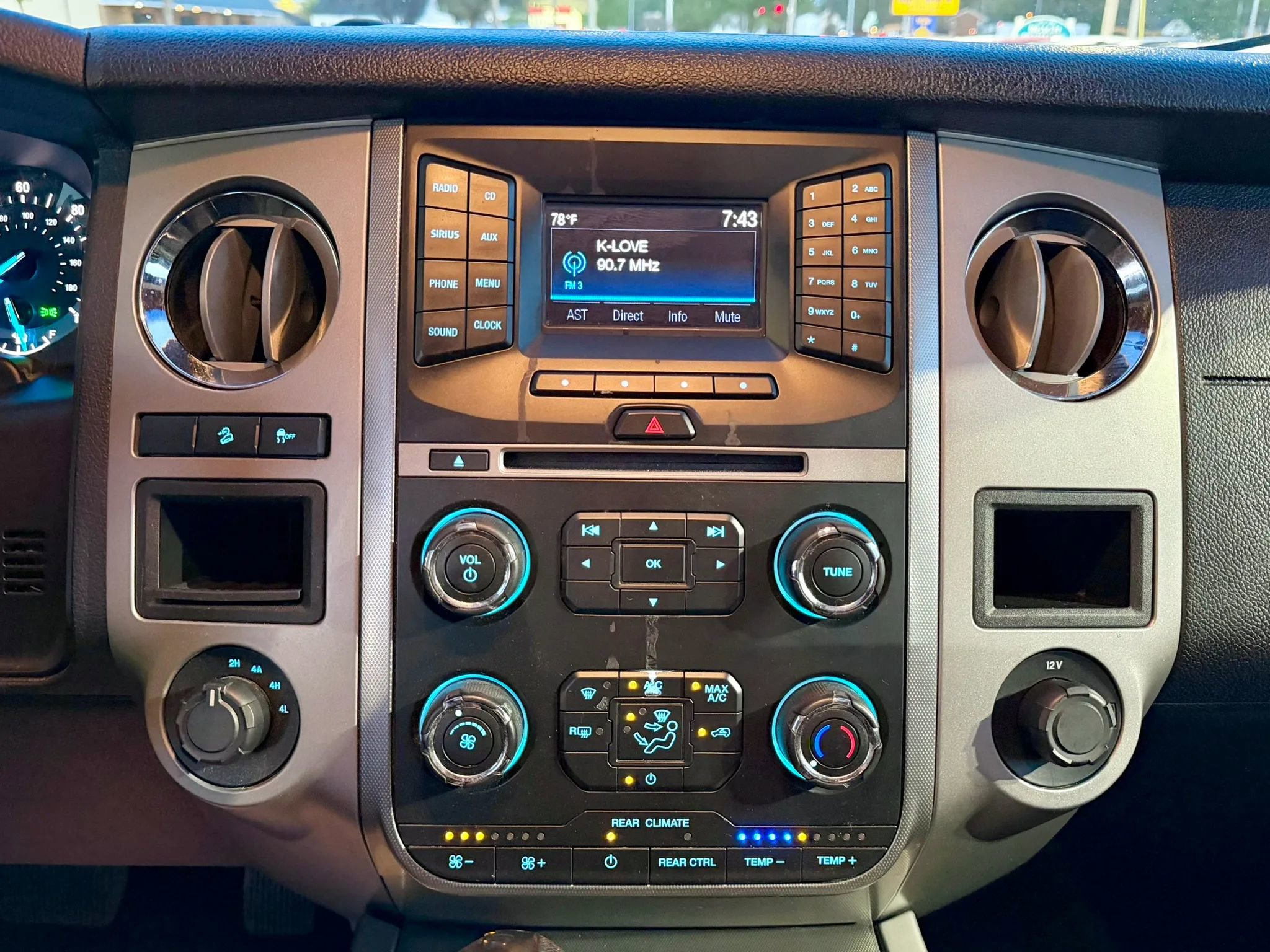 Used 2015 Ford Expedition EL XLT image 19