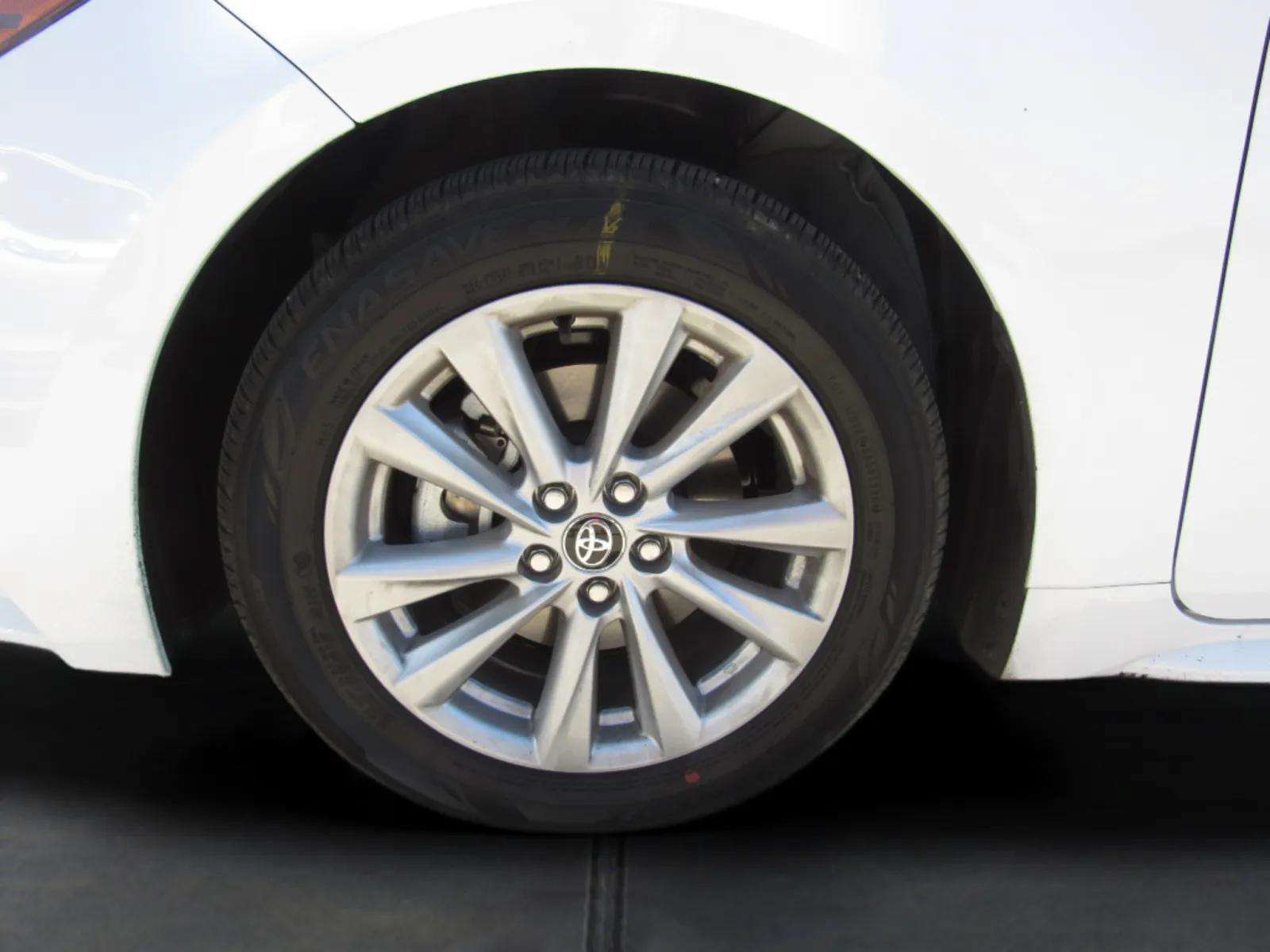 Used 2026 Toyota Corolla LE w/ LE Premium Package FWD image 5