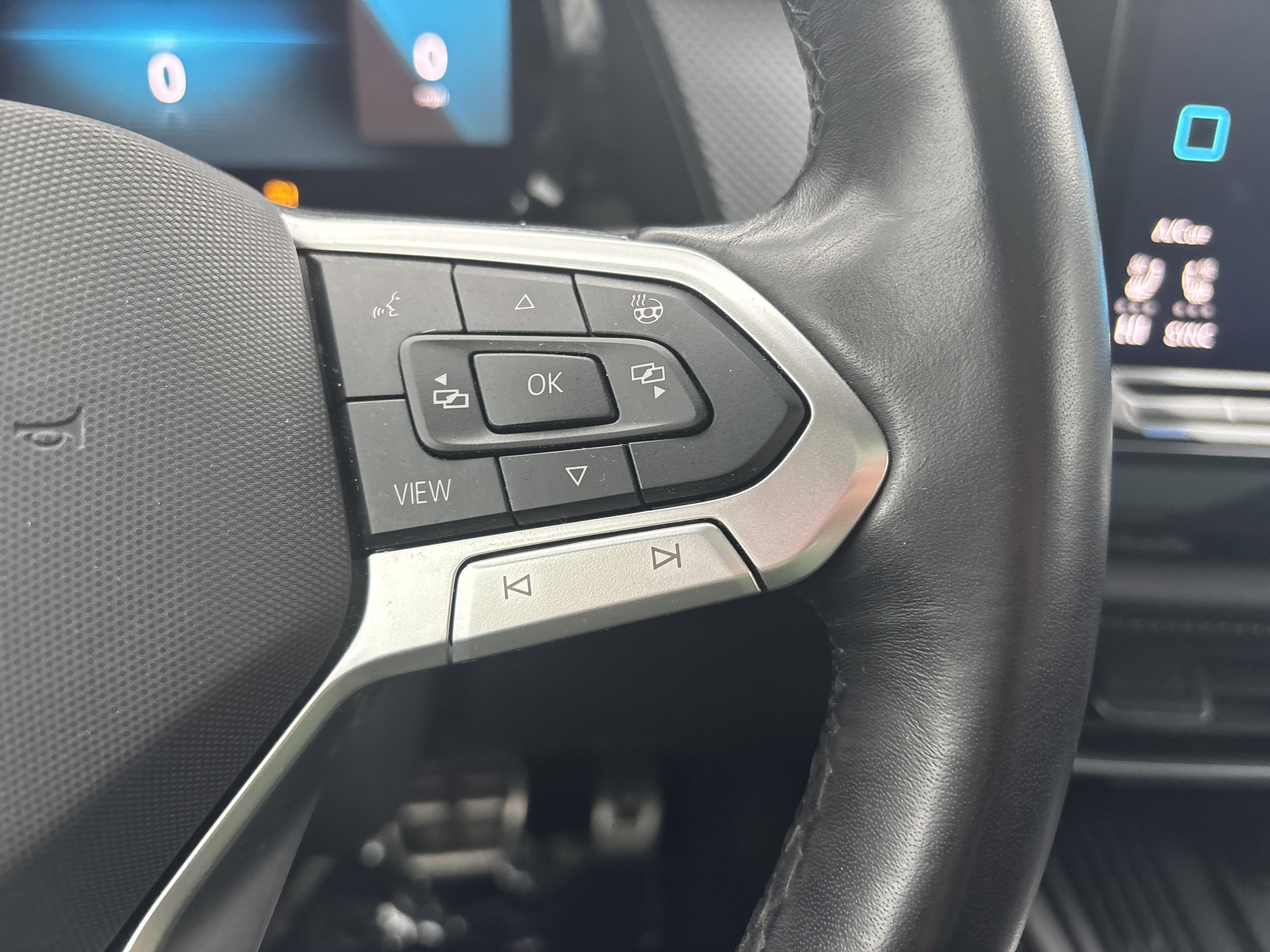 Used 2025 Volkswagen Atlas Cross Sport SEL R-Line AWD/4WD image 26