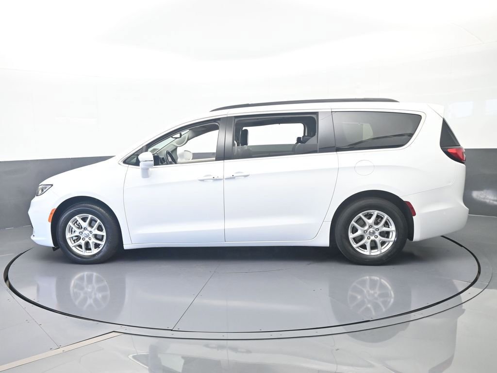 Used 2022 Chrysler Pacifica Touring-L FWD image 3