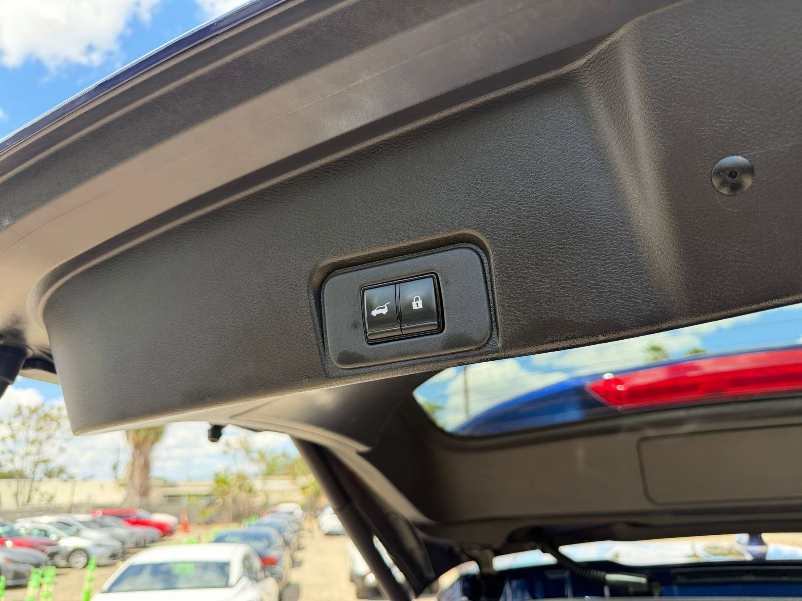 Used 2025 Nissan Rogue SV FWD image 23