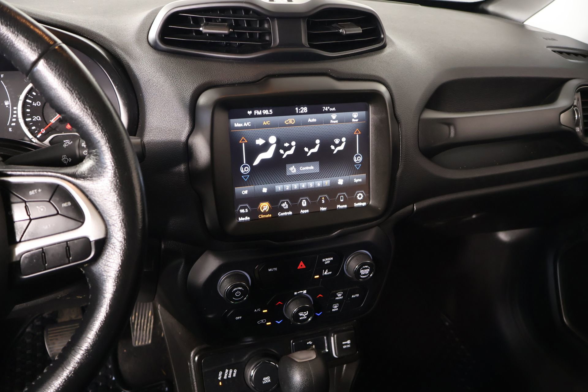 Used 2023 Jeep Renegade Latitude w/ Sun/Sound Group AWD/4WD image 5