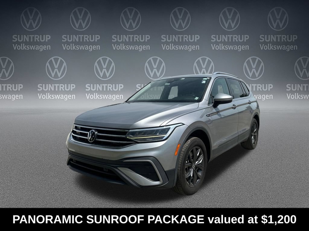 Used 2023 Volkswagen Tiguan SE w/ Panoramic Sunroof Package FWD image 2