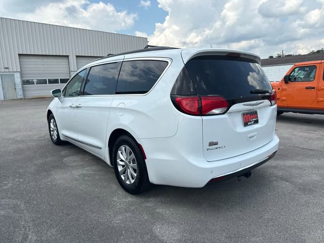 Used 2017 Chrysler Pacifica Touring-L FWD image 7
