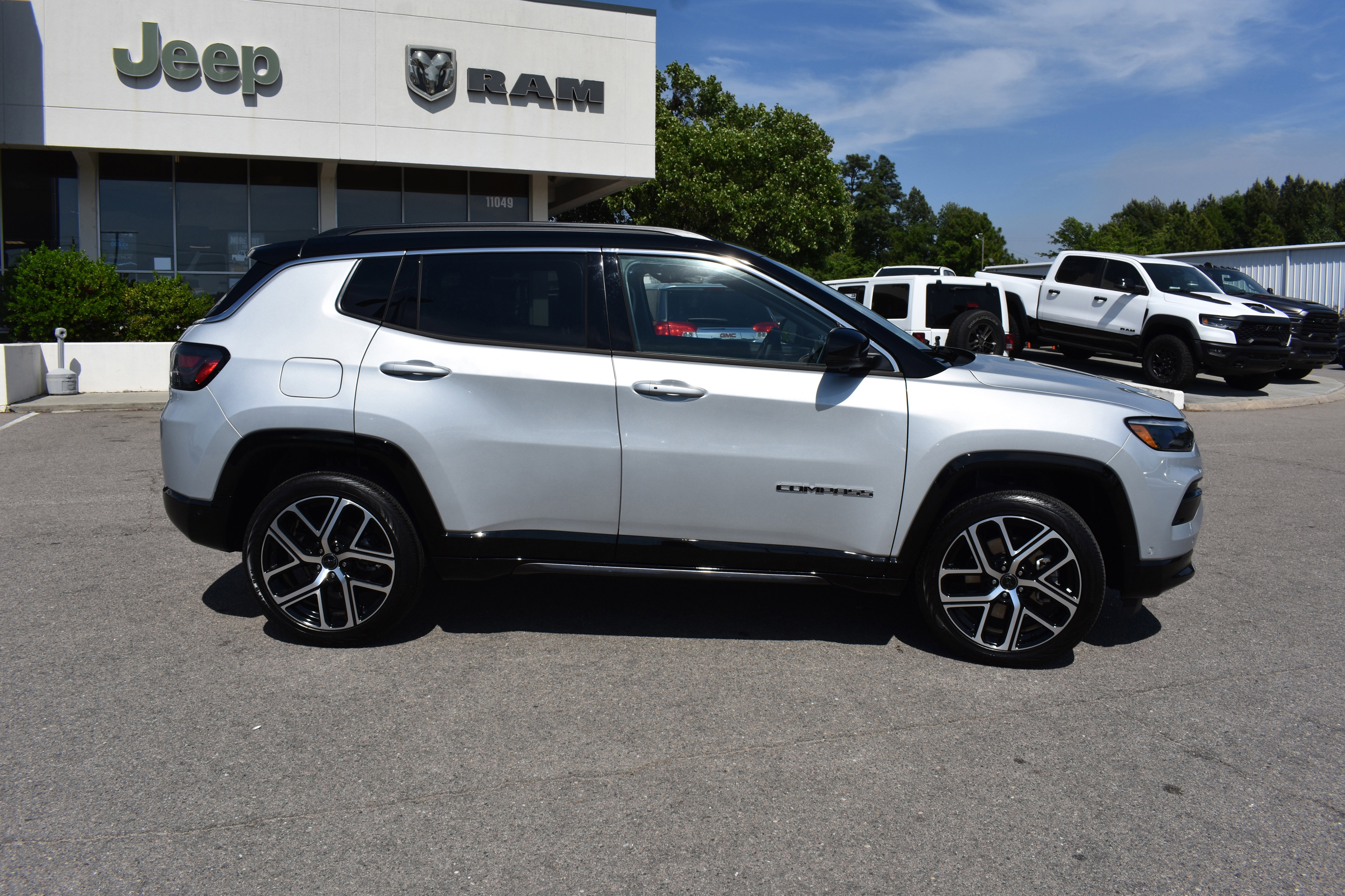 Used 2025 Jeep Compass Limited w/ Elite Group image 10