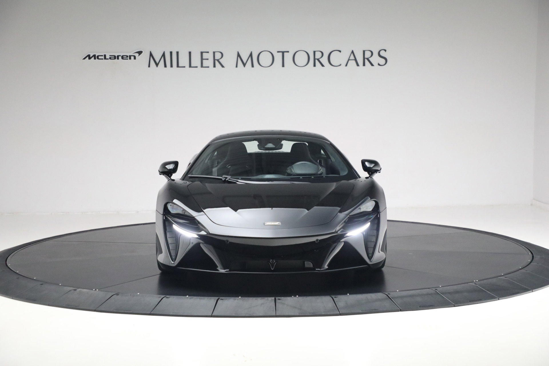 Used 2025 McLaren Artura image 13