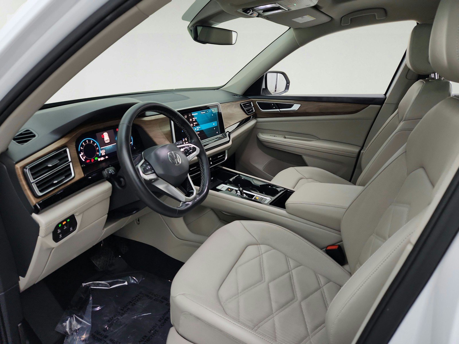 Used 2024 Volkswagen Atlas SE w/ Panoramic Sunroof Package FWD image 16
