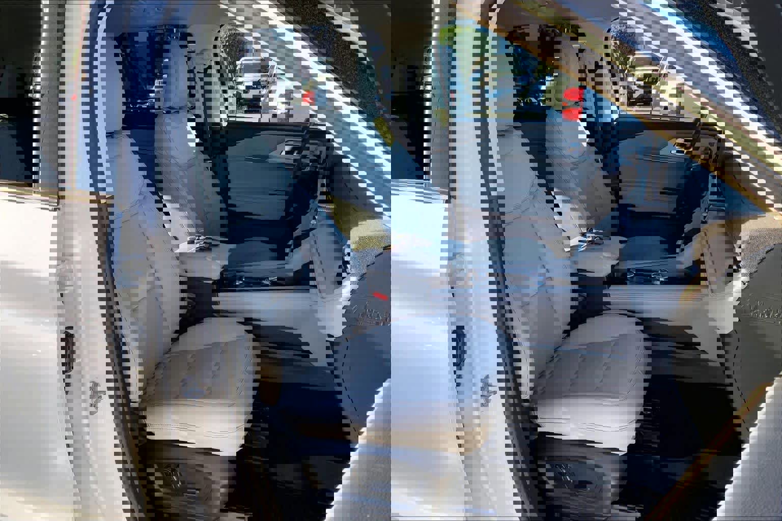 Used 2025 Ford Explorer Active w/ Active Comfort Package image 9