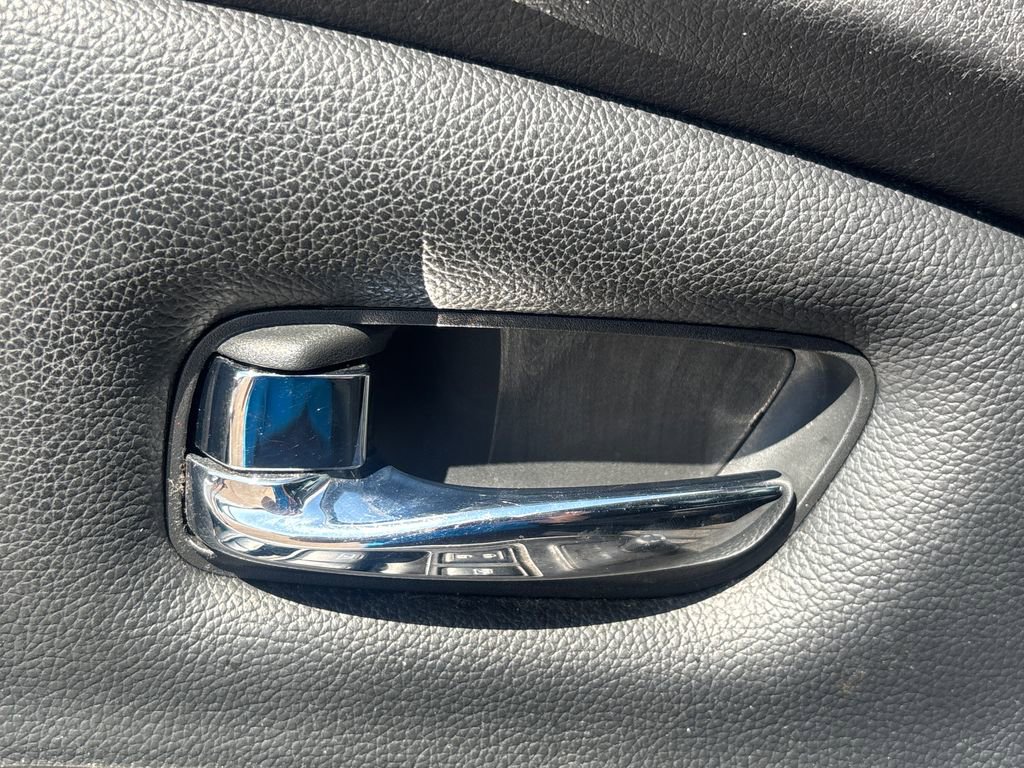 Used 2018 Nissan Titan SV w/ SV Convenience Package RWD image 9