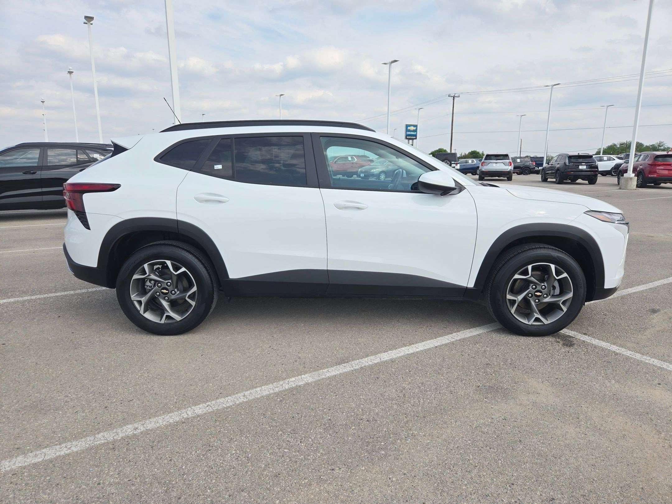 Certified 2025 Chevrolet Trax LT w/ Driver Confidence Package FWD image 2