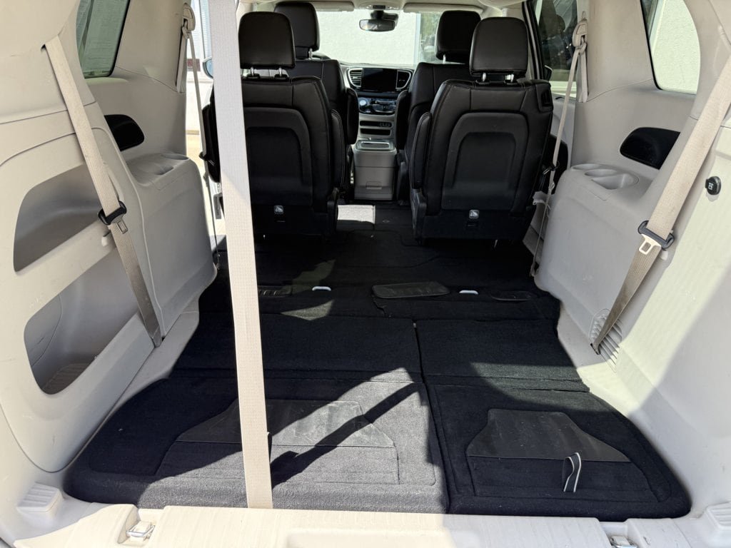 Used 2023 Chrysler Pacifica Touring-L FWD image 18