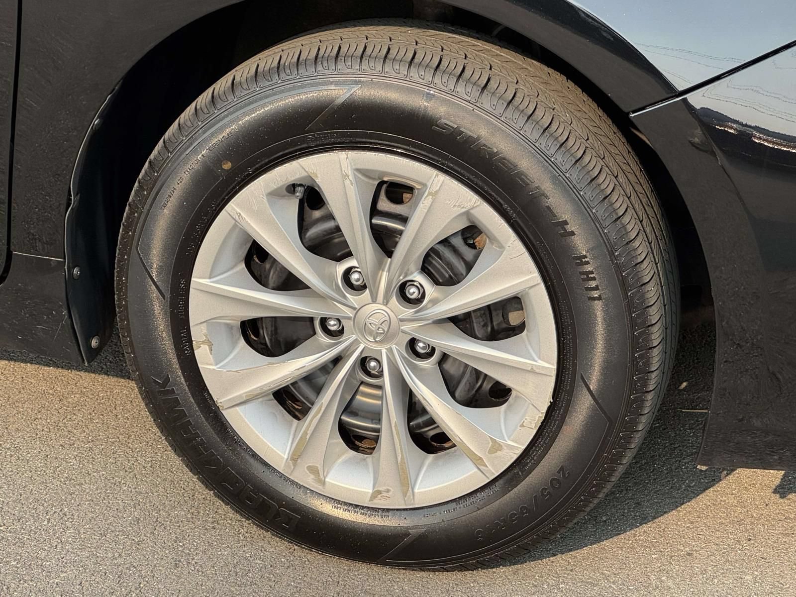 Used 2017 Toyota Camry LE FWD image 5