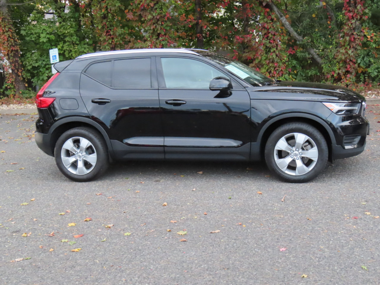 Used 2020 Volvo XC40 T5 Momentum image 21