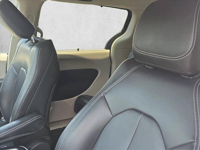 Used 2024 Chrysler Pacifica Touring-L FWD image 16