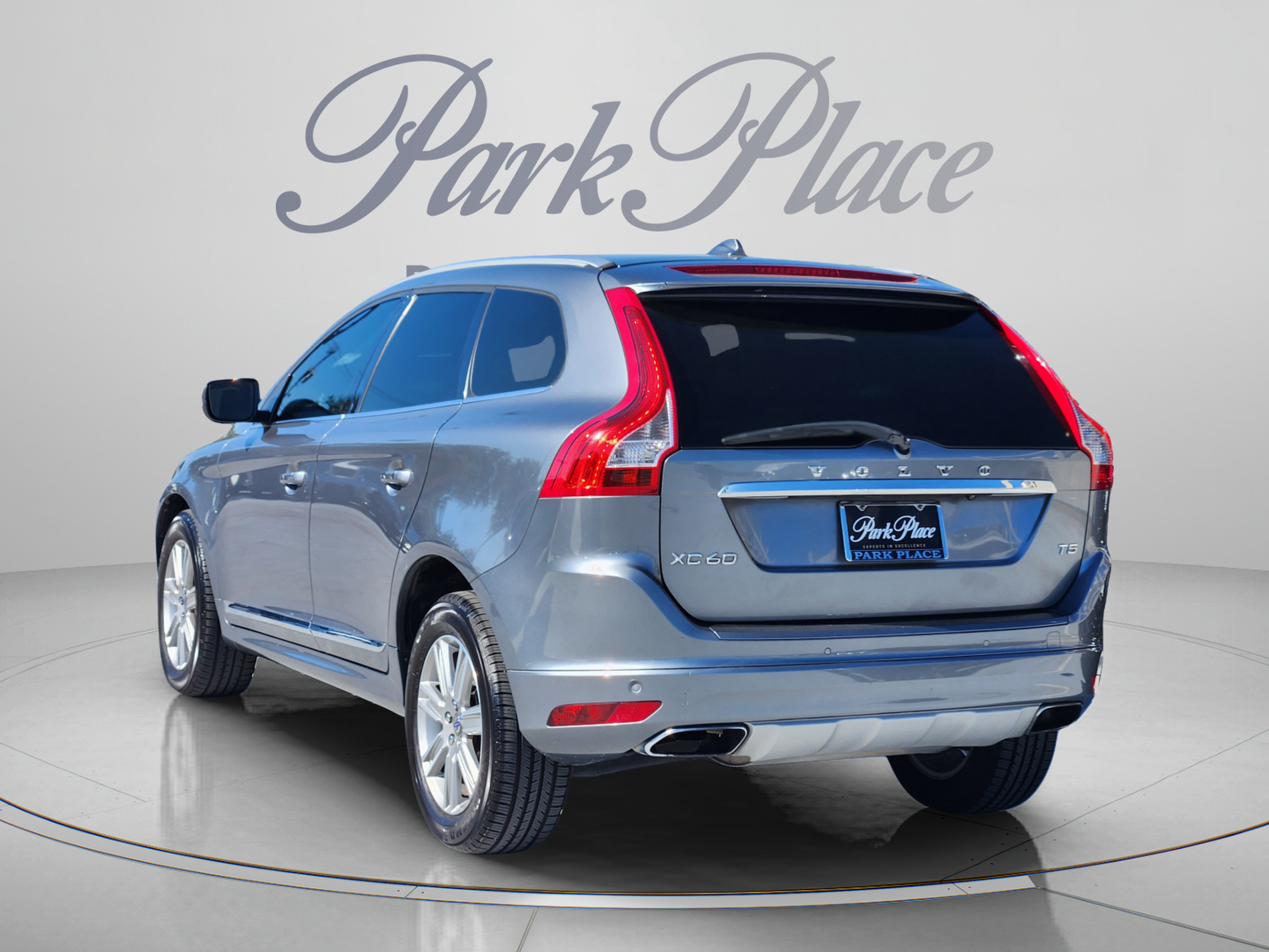 Used 2017 Volvo XC60 T5 Inscription w/ Preferred Option Package FWD image 3