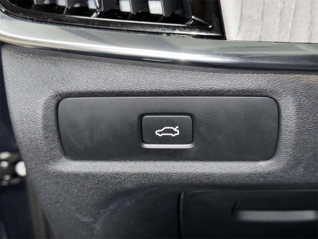 Used 2023 Volvo S90 B6 Plus image 27