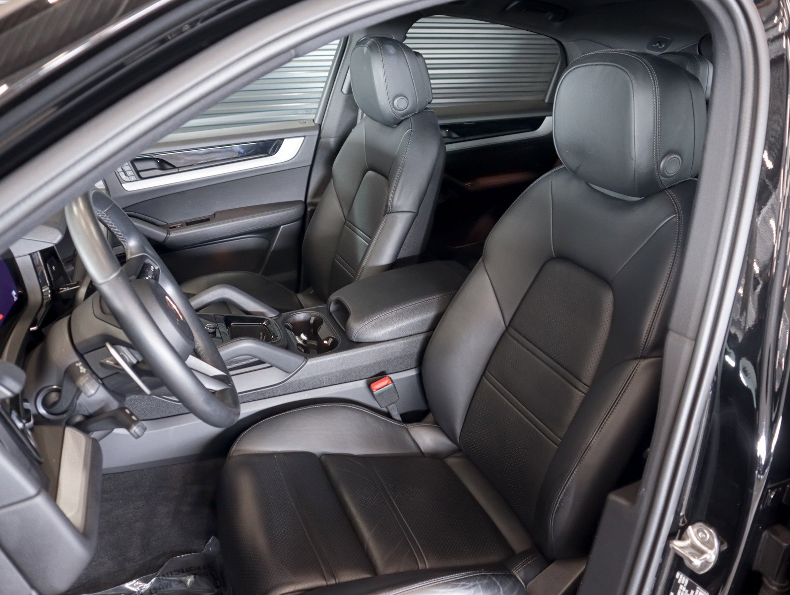 Used 2024 Porsche Cayenne Coupe AWD/4WD image 5