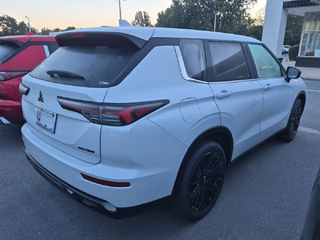 New 2026 Mitsubishi Outlander LE FWD image 3