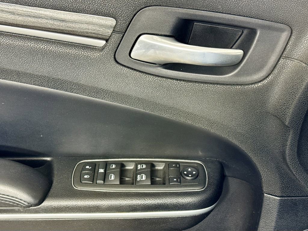 Used 2022 Chrysler 300 Touring w/ Sport Appearance Package image 19