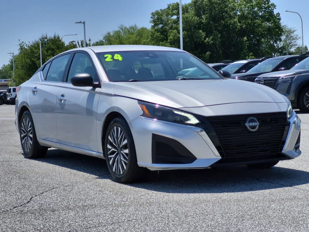 Used 2024 Nissan Altima 2.5 SV FWD image 2