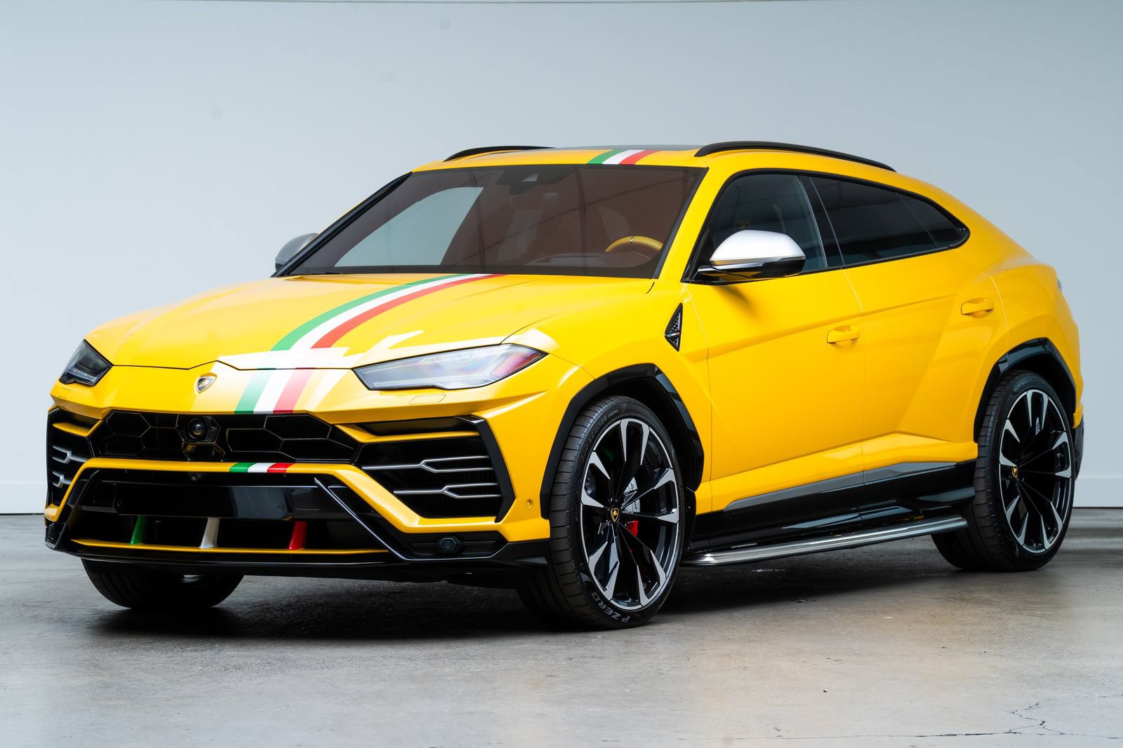 Used 2019 Lamborghini Urus AWD/4WD image 3