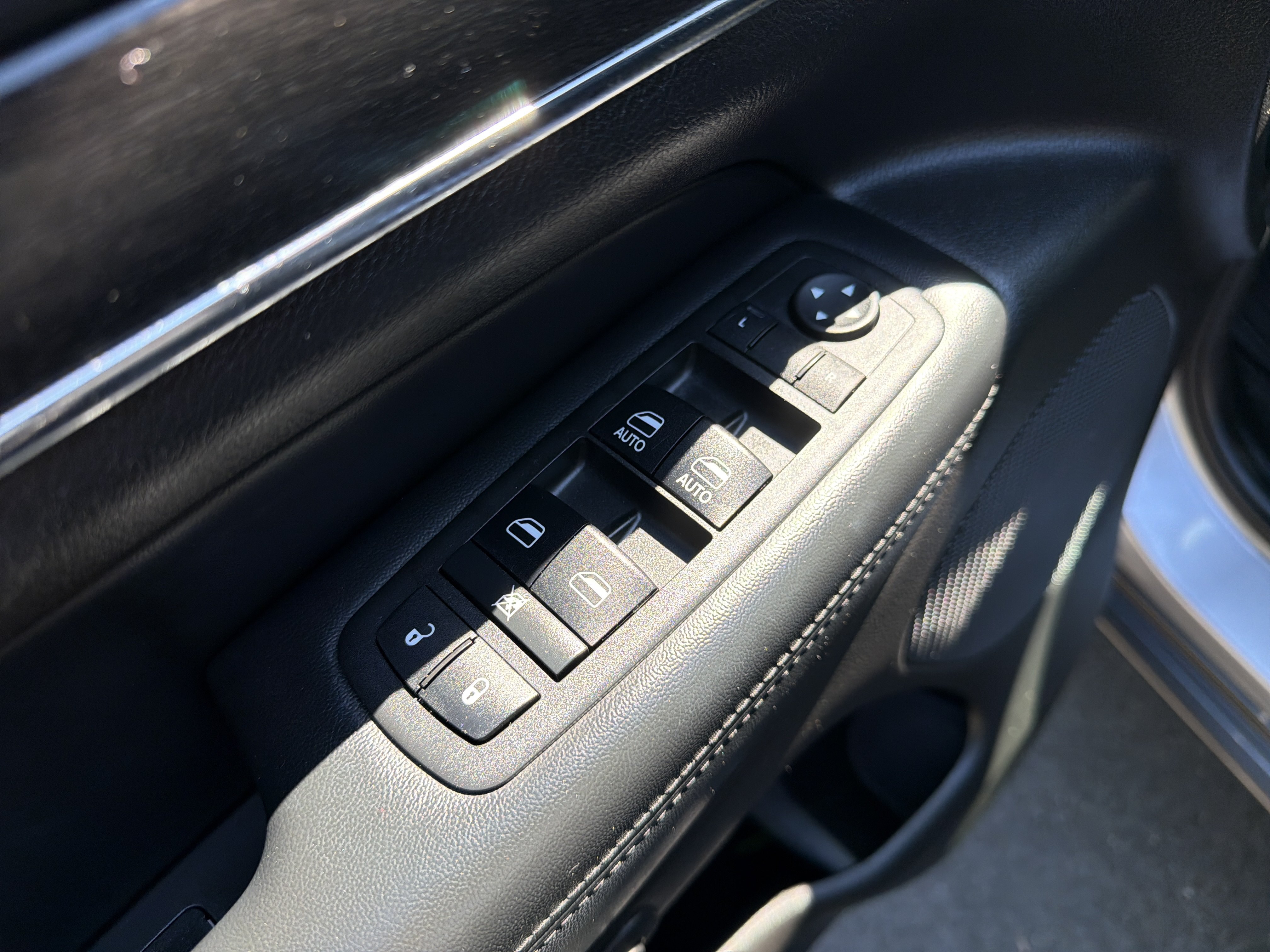 Used 2018 Jeep Grand Cherokee Limited AWD/4WD image 15