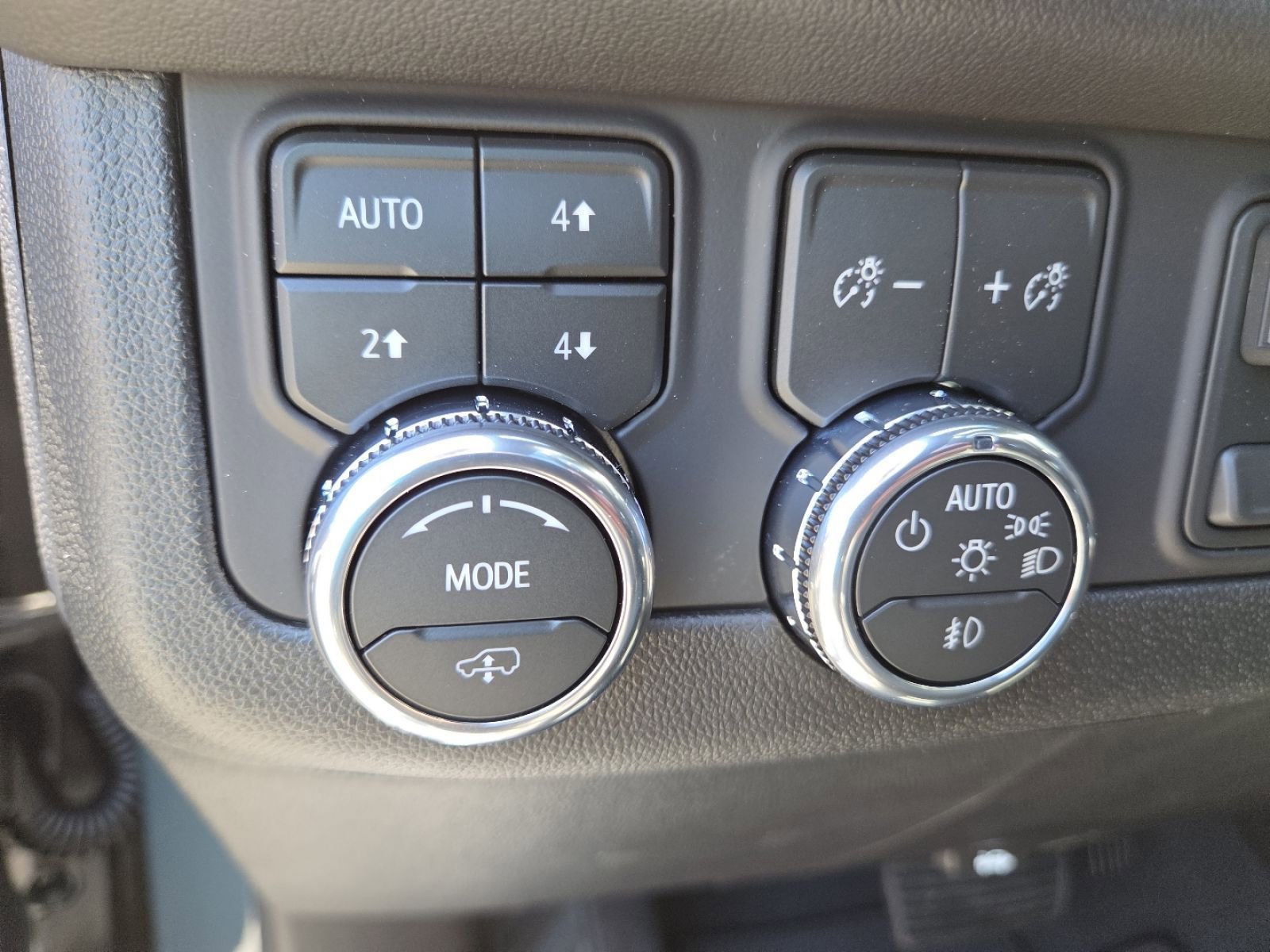 New 2026 GMC Yukon XL AT4 w/ AT4 Premium Plus Package AWD/4WD image 7