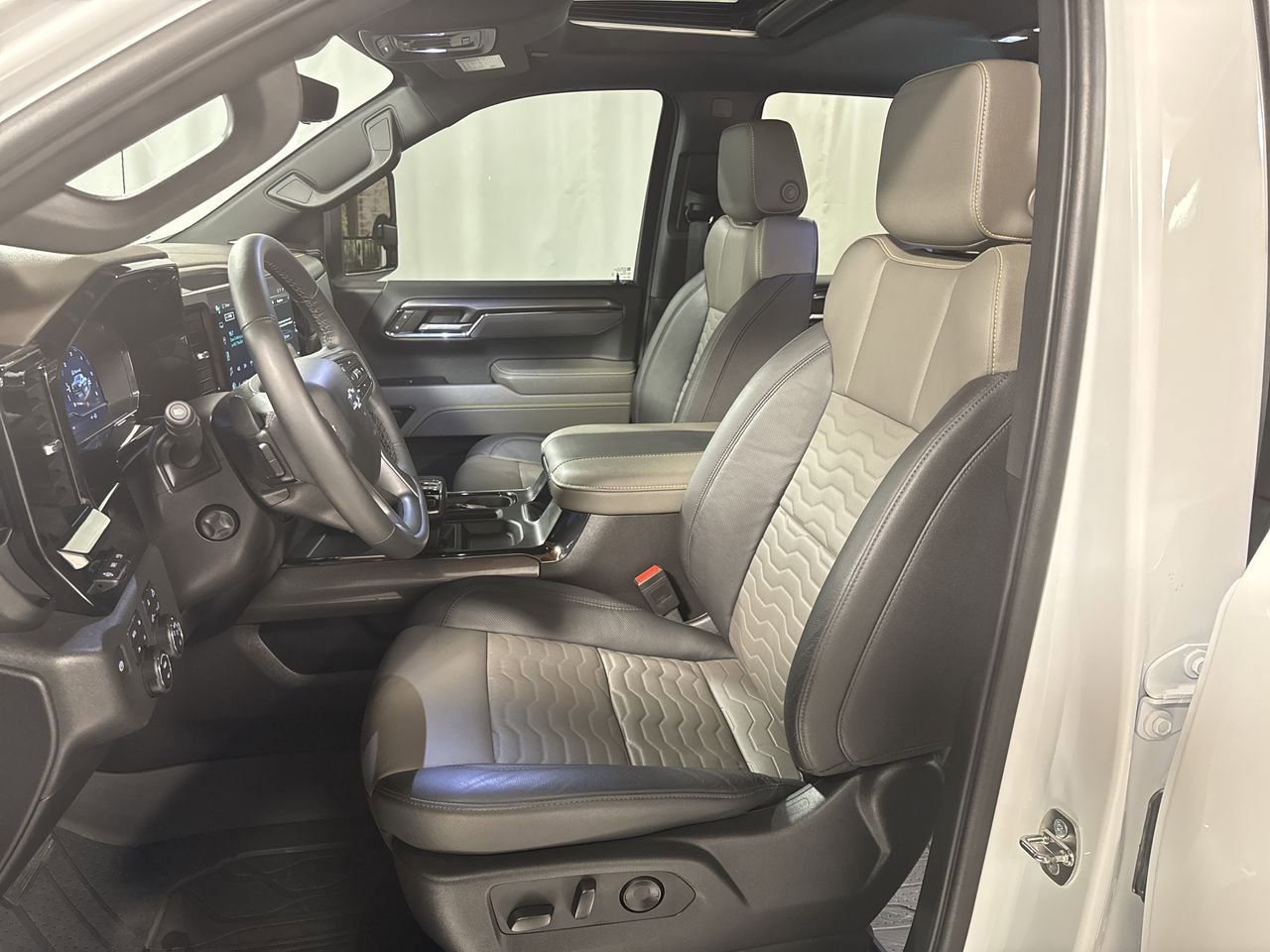 Used 2024 Chevrolet Silverado 1500 ZR2 w/ Technology Package image 17