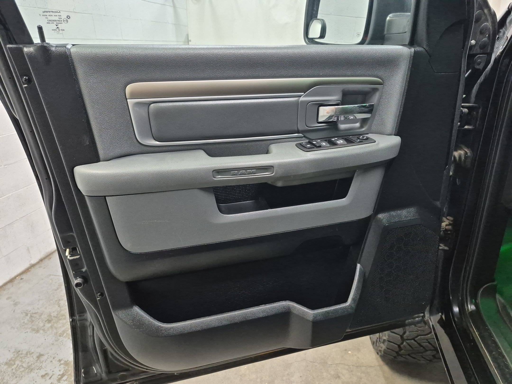 Used 2014 RAM 1500 Classic SLT AWD/4WD image 15