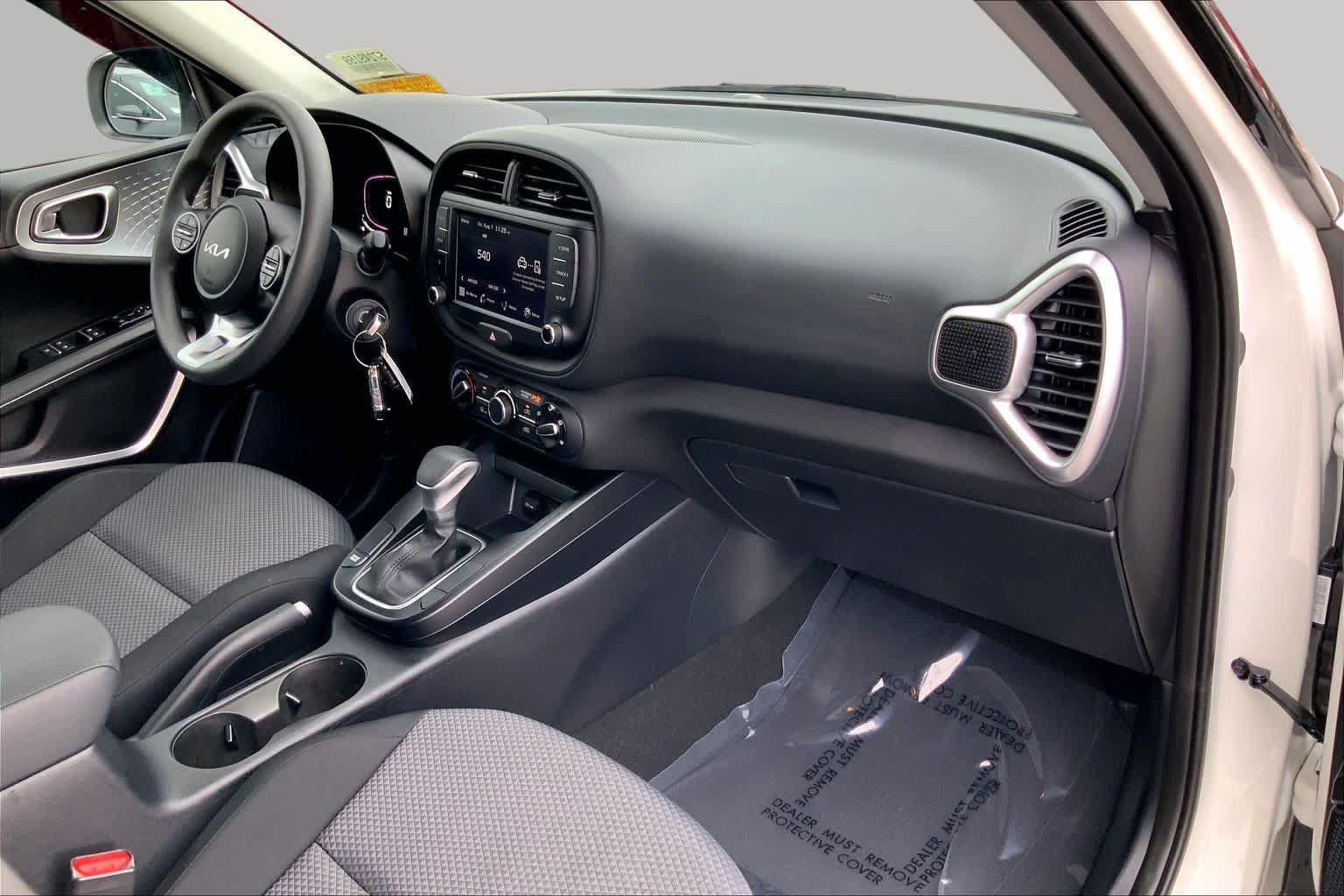 Used 2025 Kia Soul LX w/ LX Technology Package FWD image 17