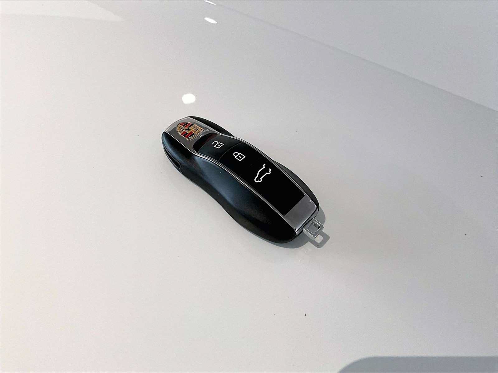 Used 2026 Porsche Macan AWD/4WD image 34
