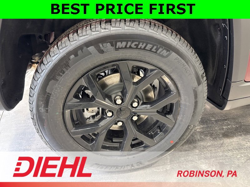 New 2025 Jeep Grand Cherokee Altitude image 8