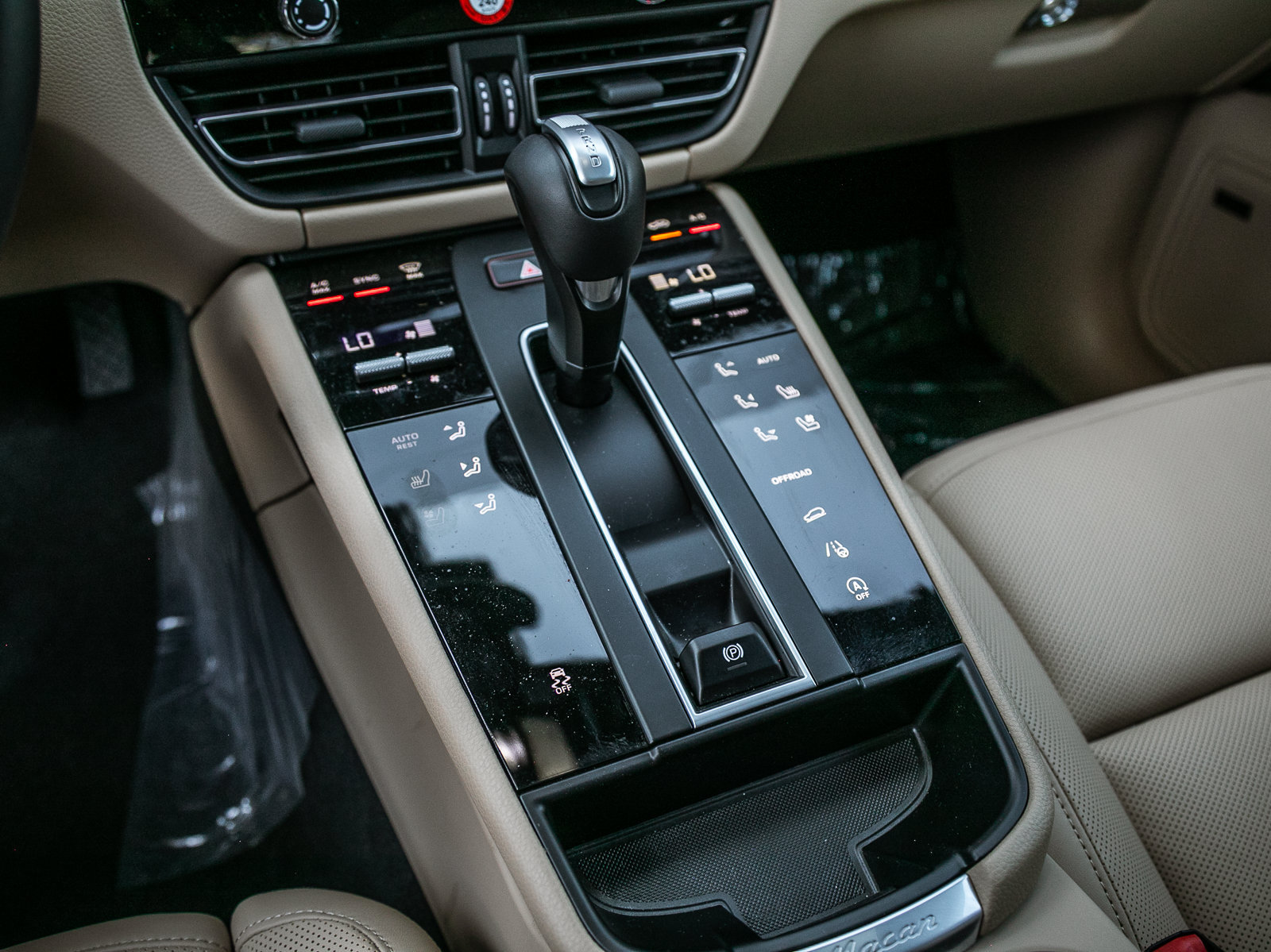 Certified 2026 Porsche Macan AWD/4WD image 18