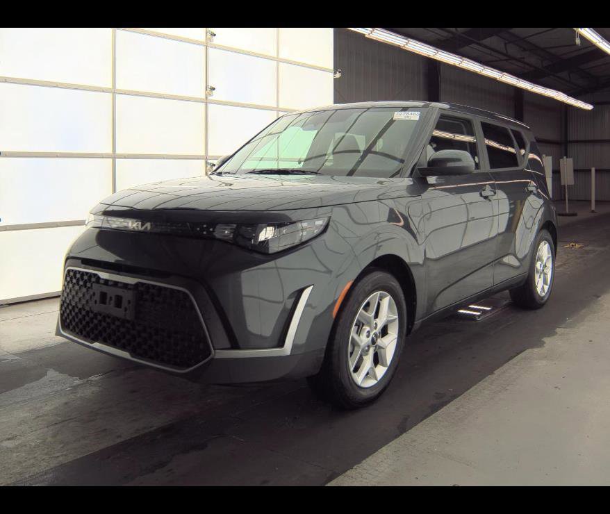 Used 2025 Kia Soul LX image 2