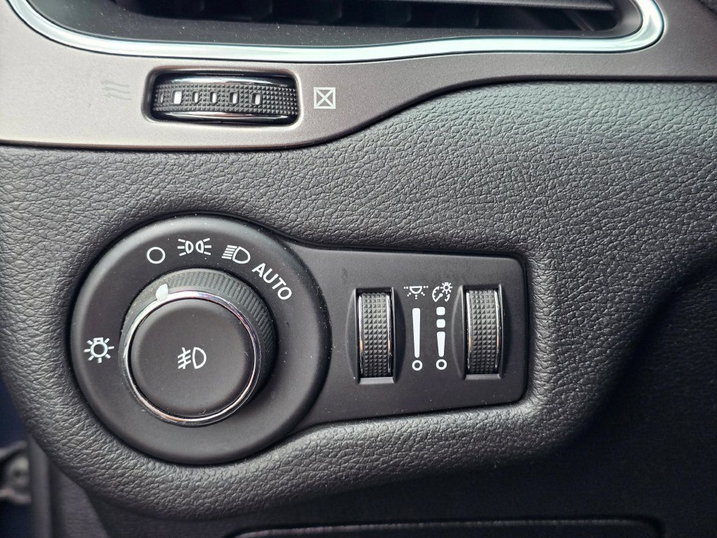 Used 2019 Jeep Cherokee Latitude Plus w/ Cold Weather Group AWD/4WD image 27