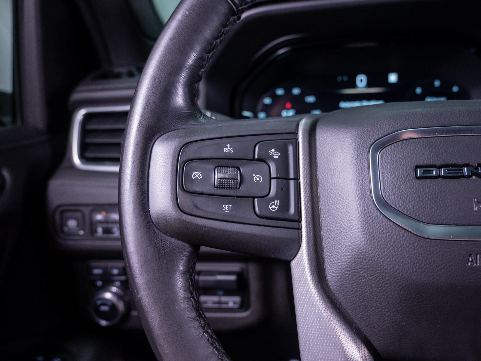 Used 2022 GMC Yukon XL Denali w/ Denali Premium Package AWD/4WD image 23
