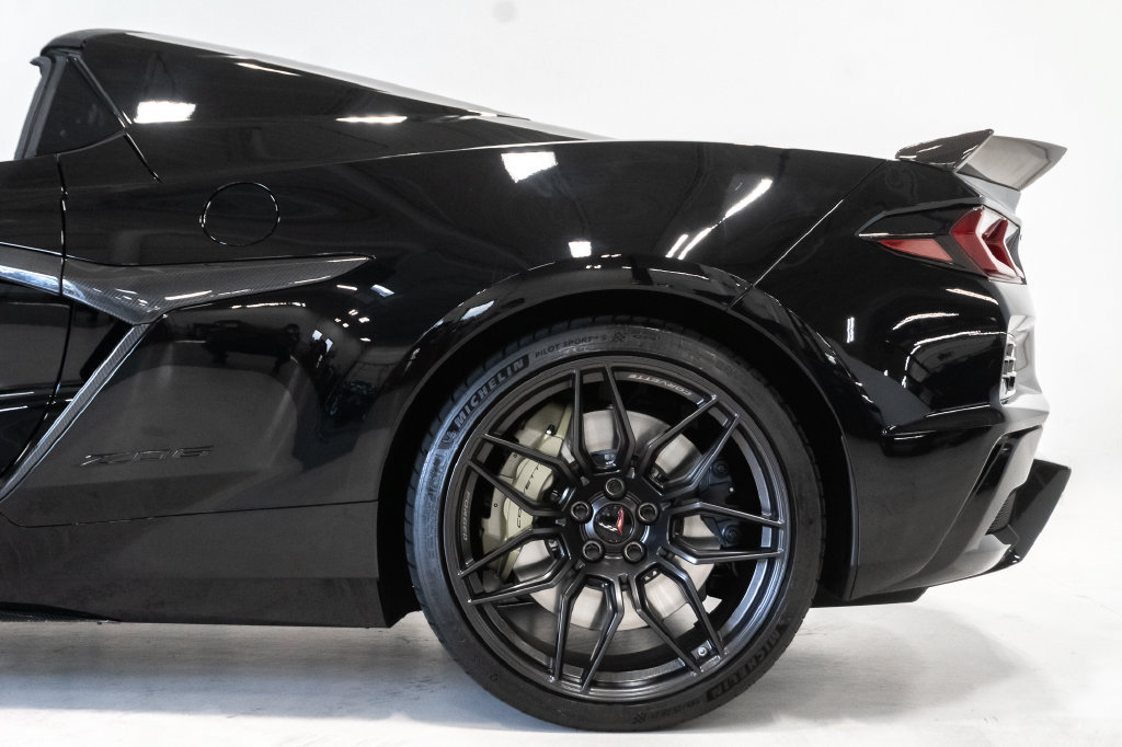 Used 2023 Chevrolet Corvette Z06 w/ Stealth Interior Trim Package RWD image 29