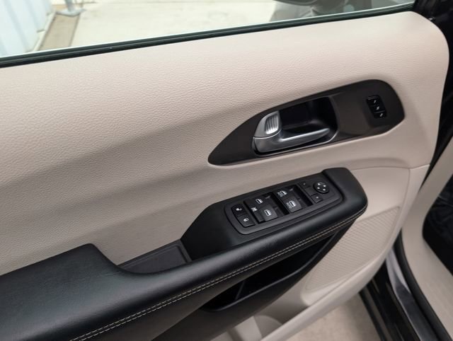 Used 2024 Chrysler Pacifica Touring-L image 8