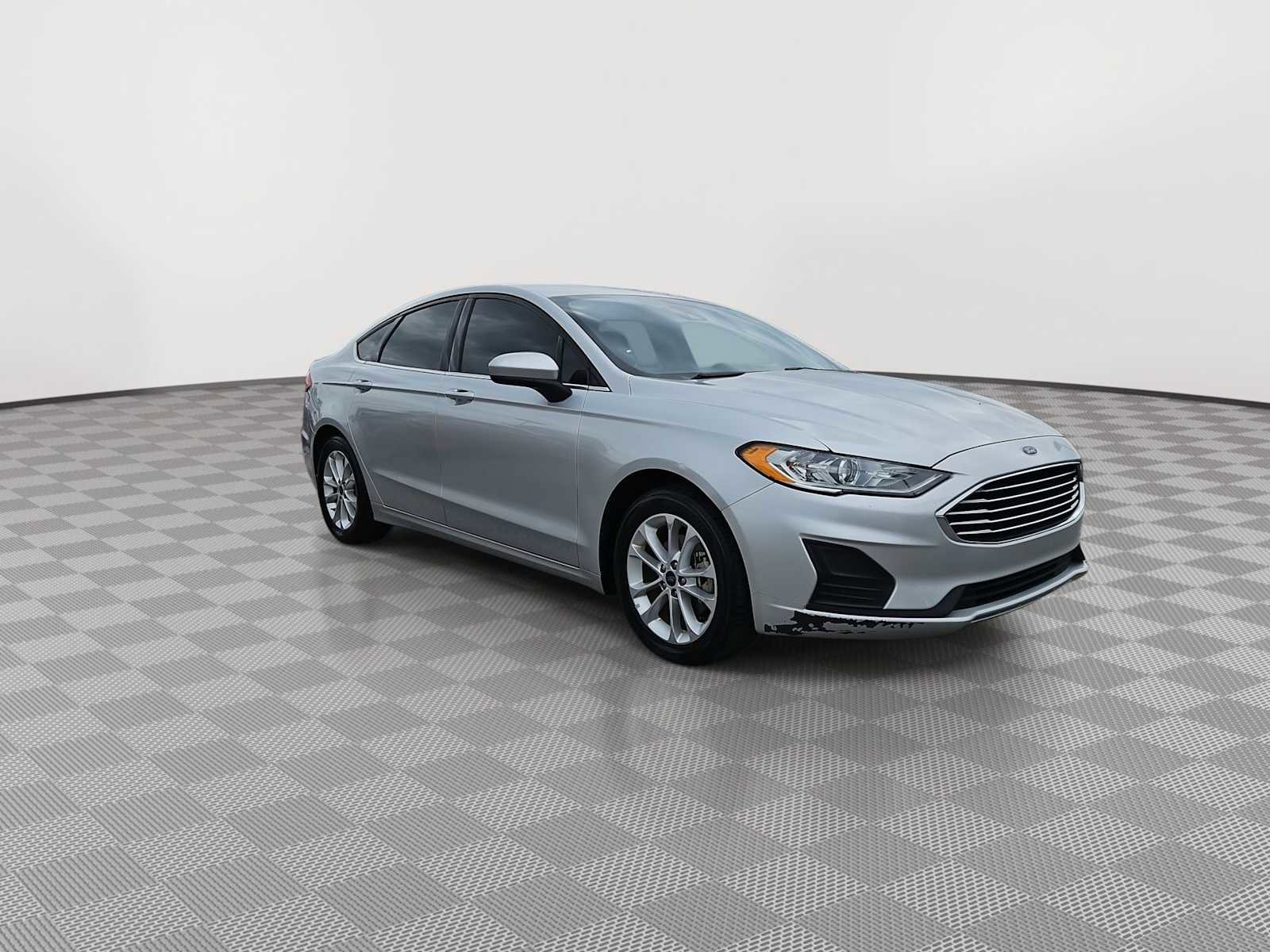 Used 2019 Ford Fusion SE image 2