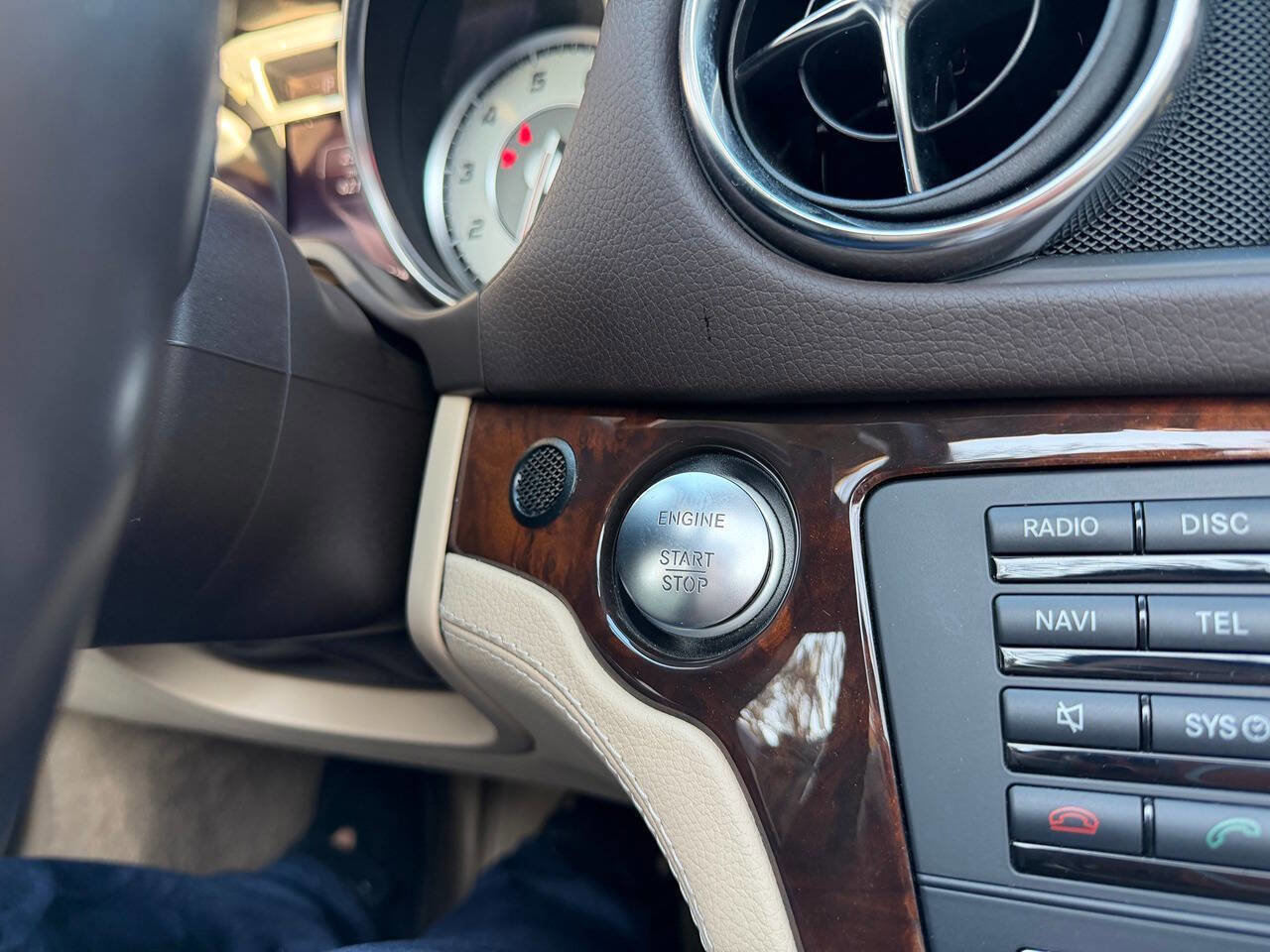 Used 2014 Mercedes-Benz SL 550 w/ Driver Assistance Package image 25