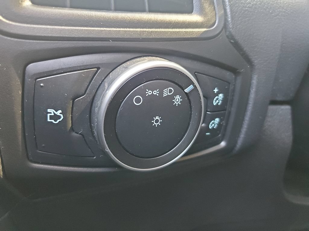 Used 2015 Ford Focus SE w/ SE Cold Weather Package FWD image 27