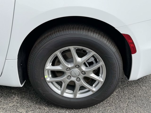 New 2027 Chrysler Pacifica LX FWD image 32