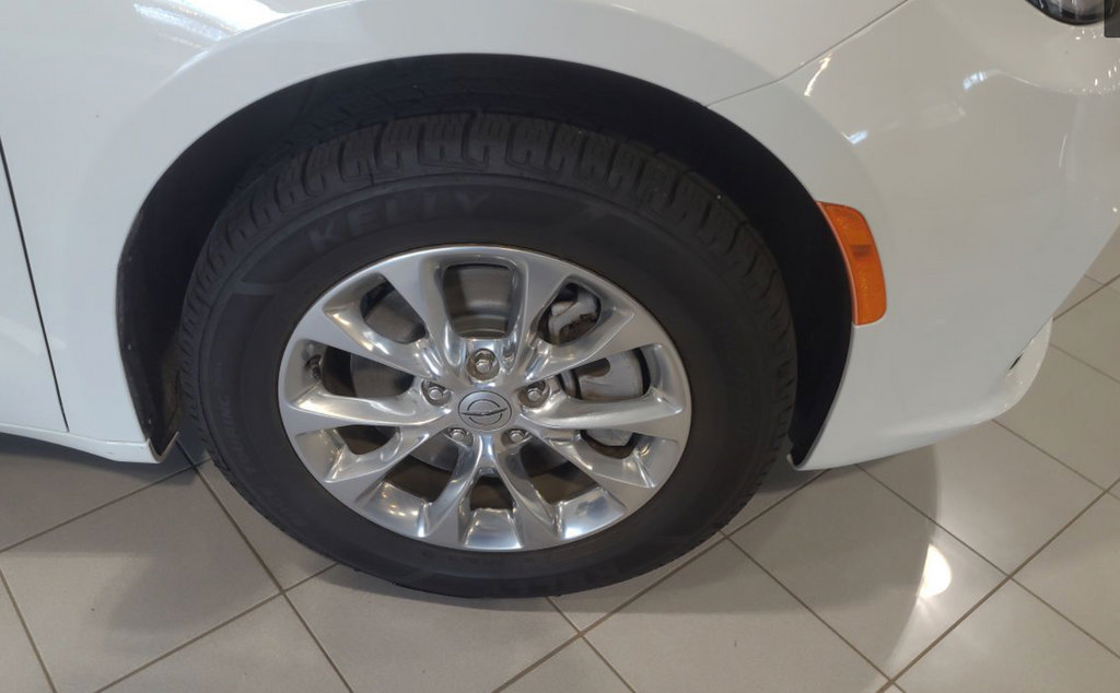 Used 2023 Chrysler Pacifica Touring-L AWD/4WD image 13