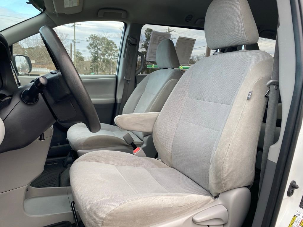 Used 2020 Toyota Sienna L image 10