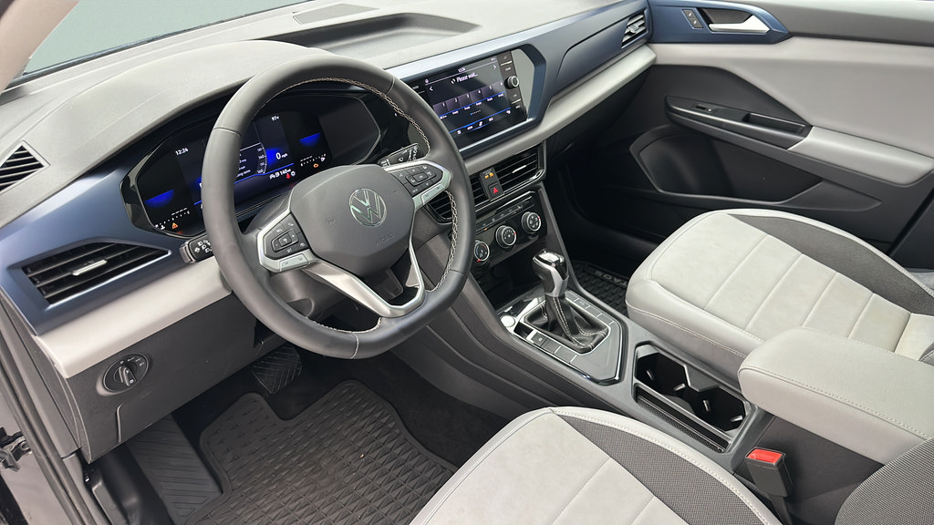 Used 2023 Volkswagen Taos SE w/ Panoramic Sunroof Package FWD image 12