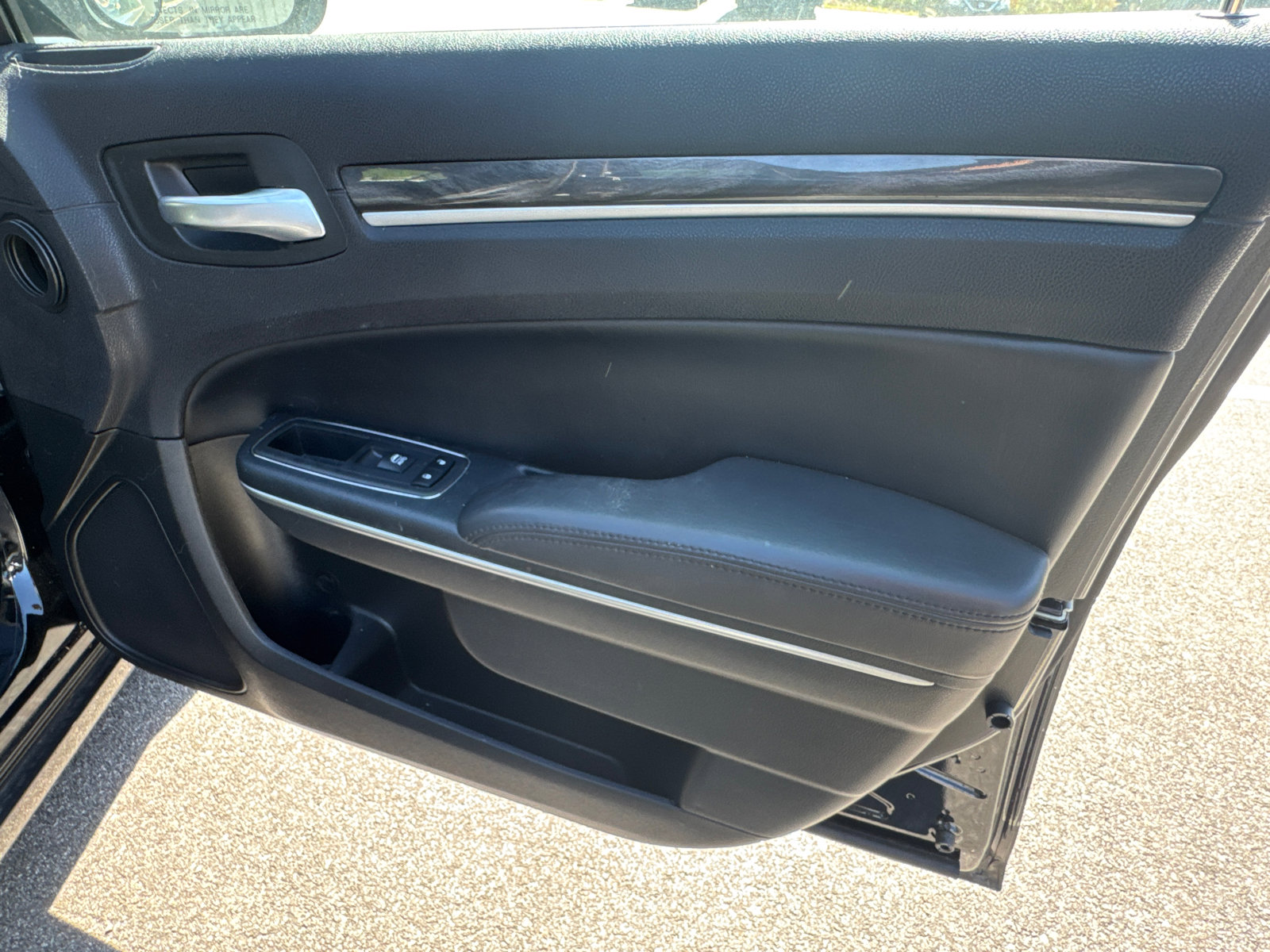 Used 2018 Chrysler 300 Touring L image 17