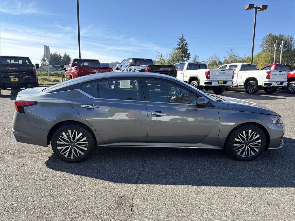 Used 2023 Nissan Altima 2.5 SV FWD image 2
