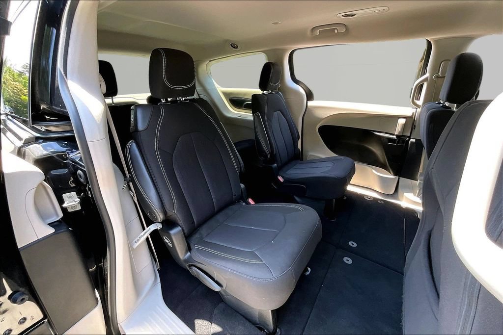 Used 2023 Chrysler Voyager LX FWD image 17