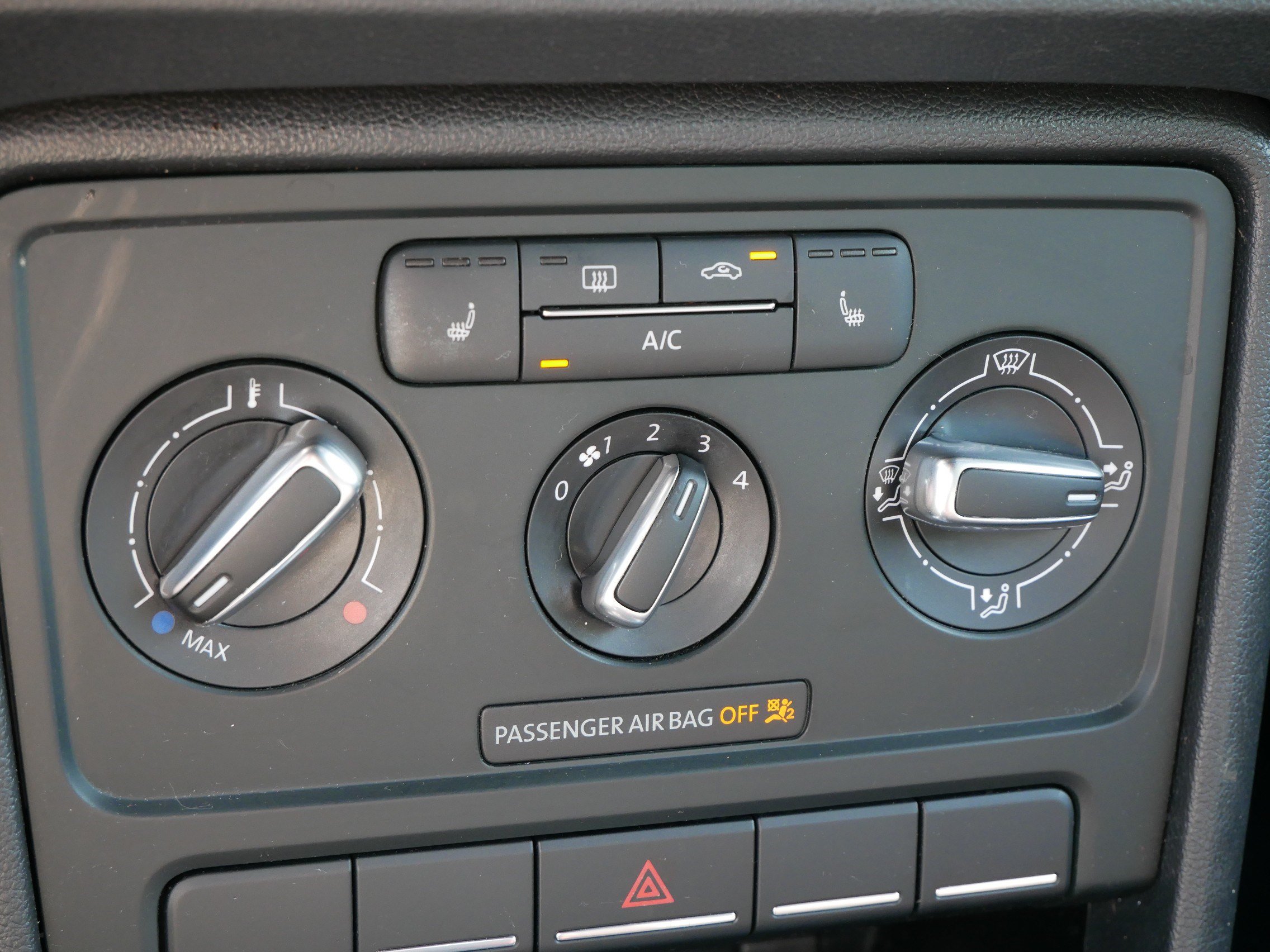 Used 2013 Volkswagen Beetle TDI FWD image 23